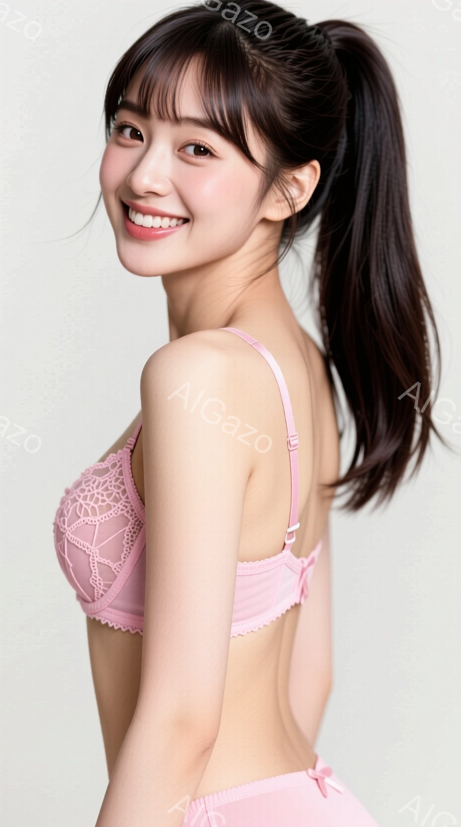 彼女はピンク色のブラとショーツのセットを身に着けており、髪は高い位置でポニーテールに結ばれています。彼女はカメラに向かって微笑んでおり、明るい表情をしています。背景は白く、彼女が際立っており、全体的に - AI生成フリー素材