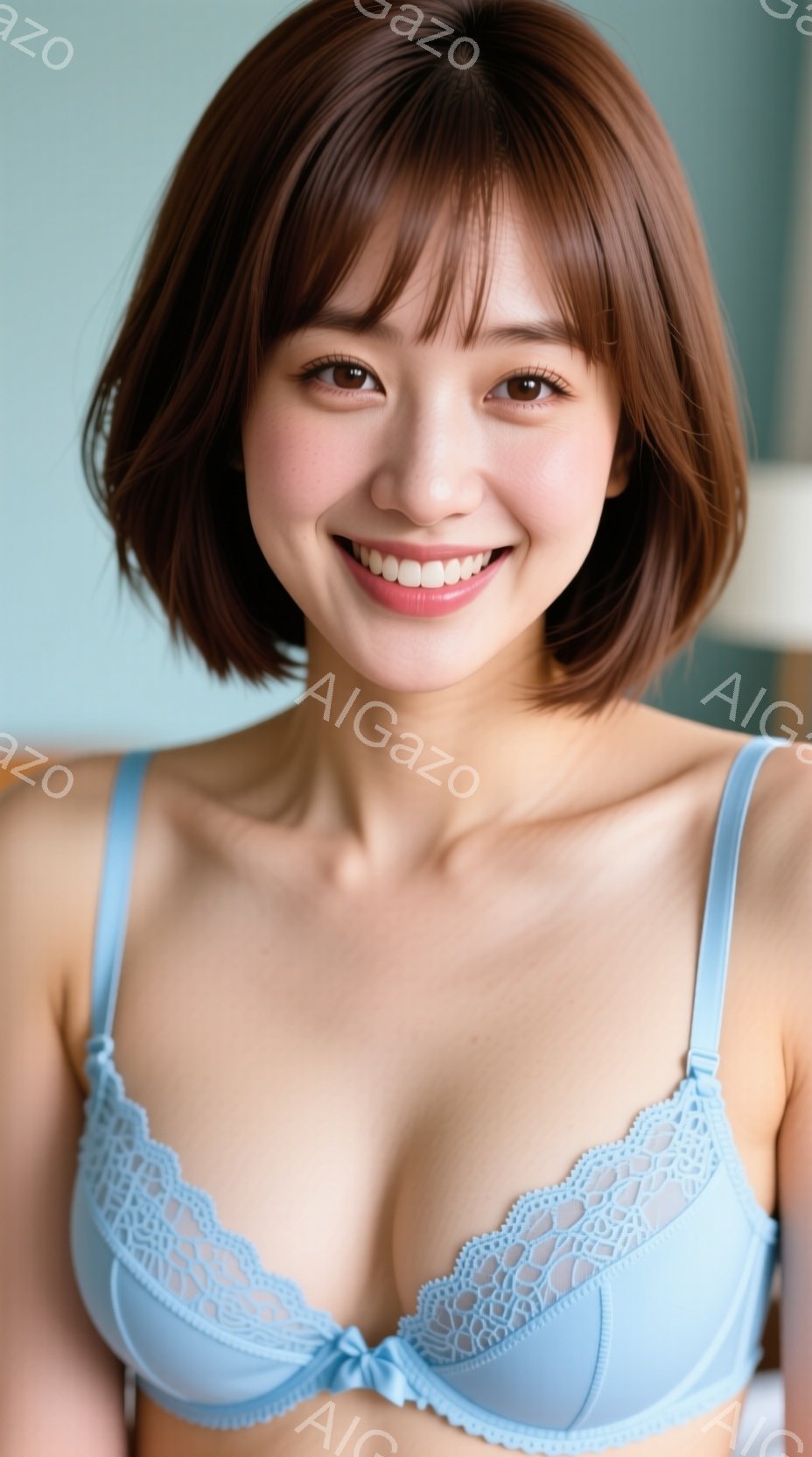 明るいブルーのレースブラレットを着た若い女性が写っています。彼女は肩までの長さの茶髪で、笑顔を見せています。背景はぼやけていますが、部屋の一部が見えており、全体的に柔らかく温かい雰囲気です。 - AI生成フリー素材