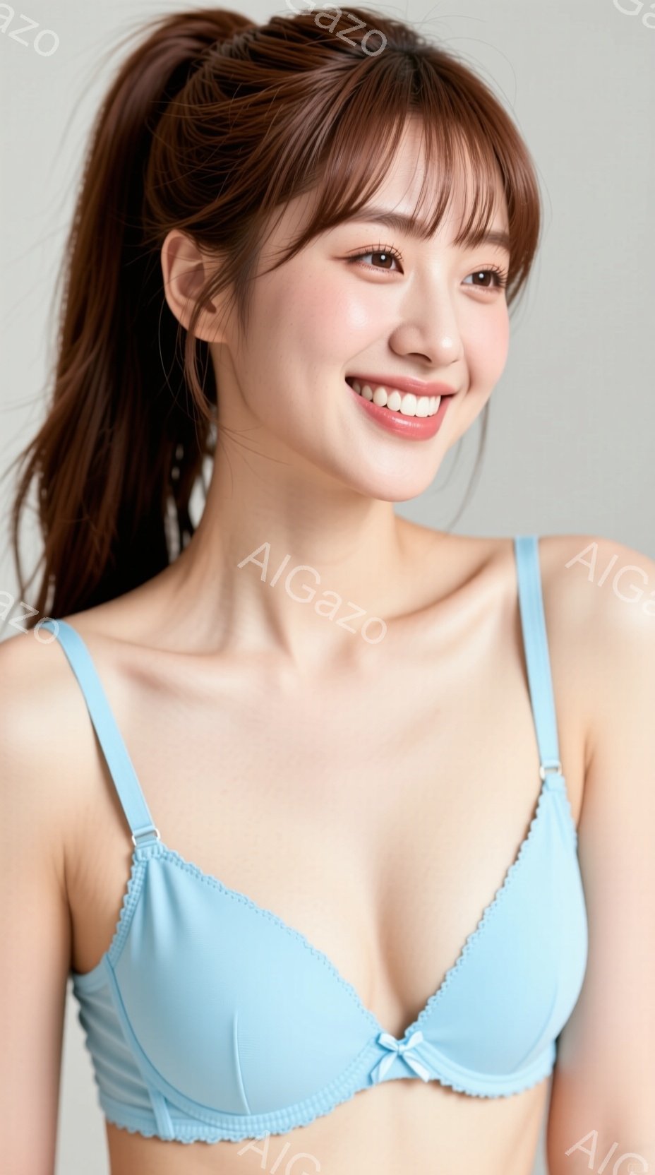 明るい青色のブラレットを着た女性が写っています。彼女は茶色のロングヘアをハーフアップにしており、顔には微笑みが浮かんでいます。背景は白く、女性が際立っており、全体的に清潔で明るい雰囲気が漂っています。 - AI生成フリー素材