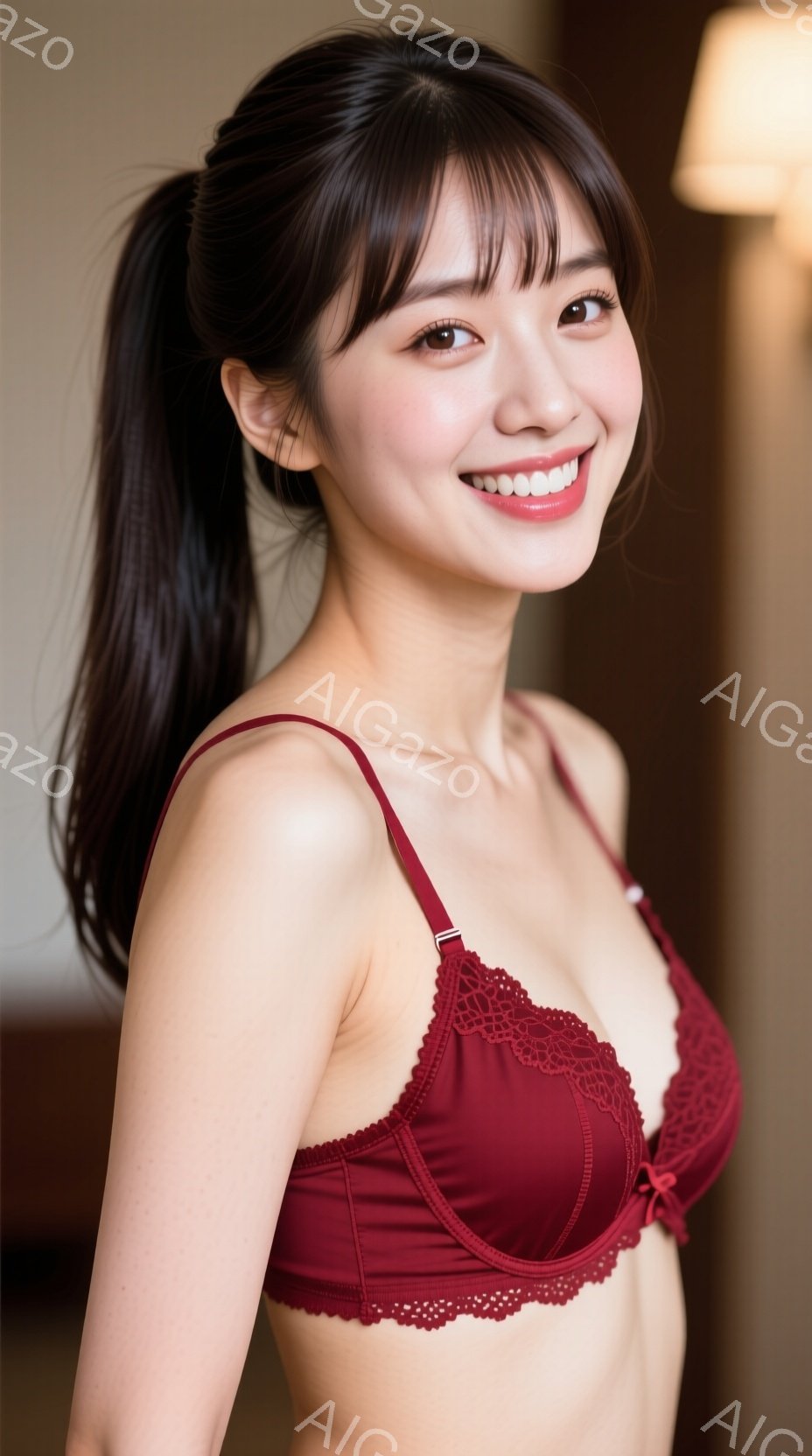 画像は、赤いレースのブラレットを着た若い女性を捉えています。彼女は長い黒髪を高いポニーテールにし、微笑んでいます。背景はぼやけていますが、暖色系の室内空間であることがわかります。 - AI生成フリー素材