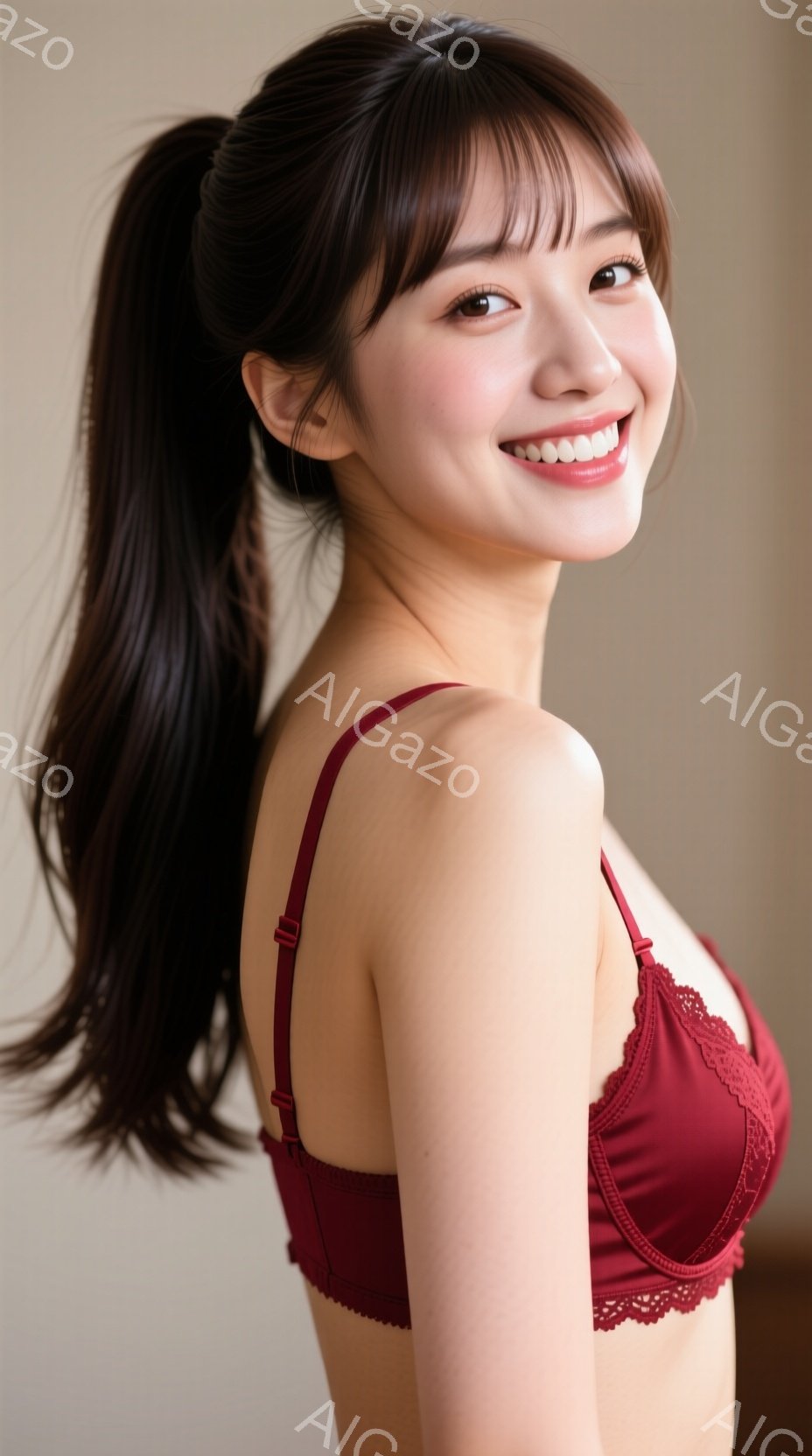 長い黒髪をポニーテールにした若い女性が写っています。彼女はワインレッドのレースのブラレットを着ており、満面の笑みを浮かべてカメラを見つめています。背景はぼやけており、暖色系の壁がわずかに見えます。 - AI生成フリー素材