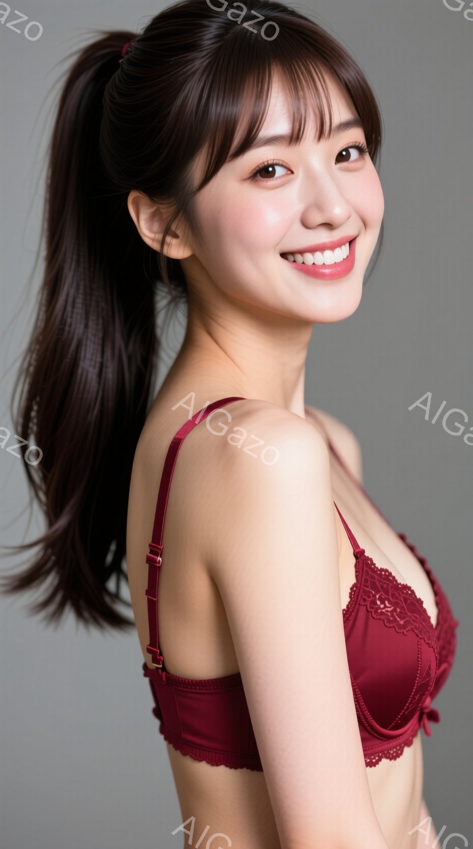 画像は、深い赤色のレースのブラレットを身に着けた若い女性を捉えています。彼女は長い髪をポニーテールにし、微笑みを浮かべてカメラを見つめています。背景はグレーで、女性が際立っており、優雅で魅力的な雰囲気 - AI生成フリー素材