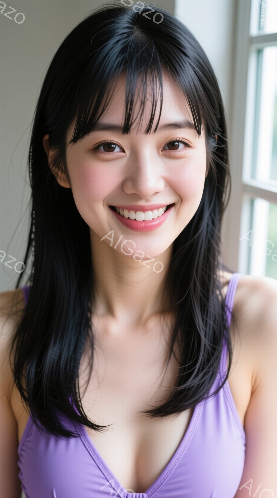 長い黒髪で、前髪は眉毛にかかるように切り揃えられています。彼女は薄紫色のキャミソールを着ており、満面の笑みを浮かべています。背景はぼやけていますが、窓と外の緑が見え、明るく穏やかな雰囲気を醸し出してい - AI生成フリー素材