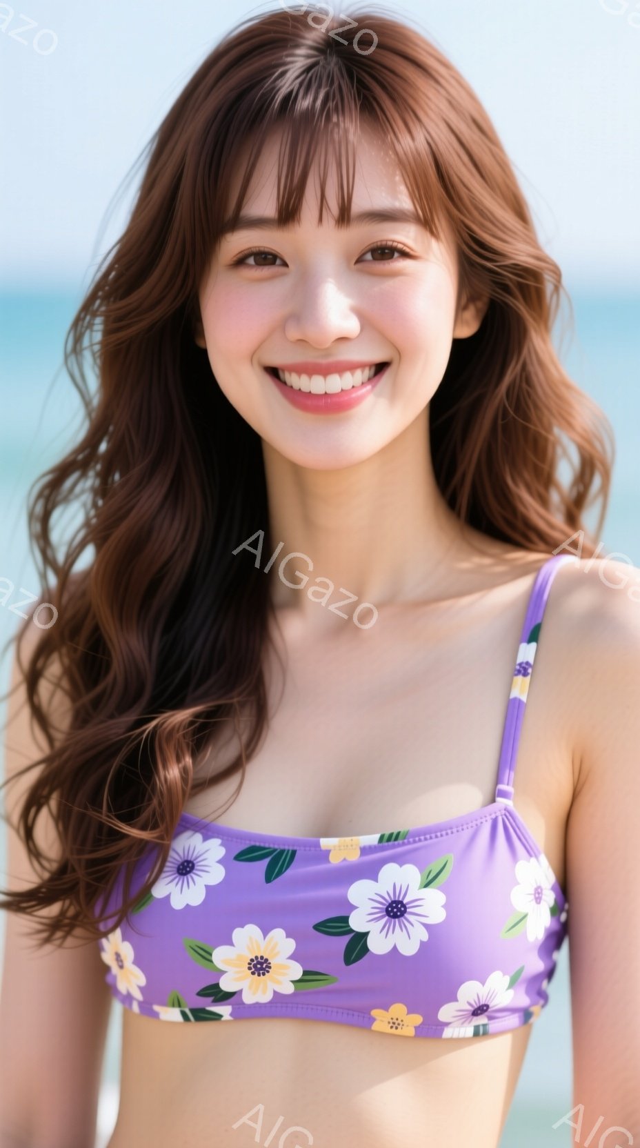 明るい紫色の花柄ビキニを着た若い女性が写っています。彼女は長い茶色の巻き髪を持ち、笑顔でカメラを見つめています。背景には青い海と空が広がり、晴れた日のビーチの穏やかな雰囲気が感じられます。 - AI生成フリー素材