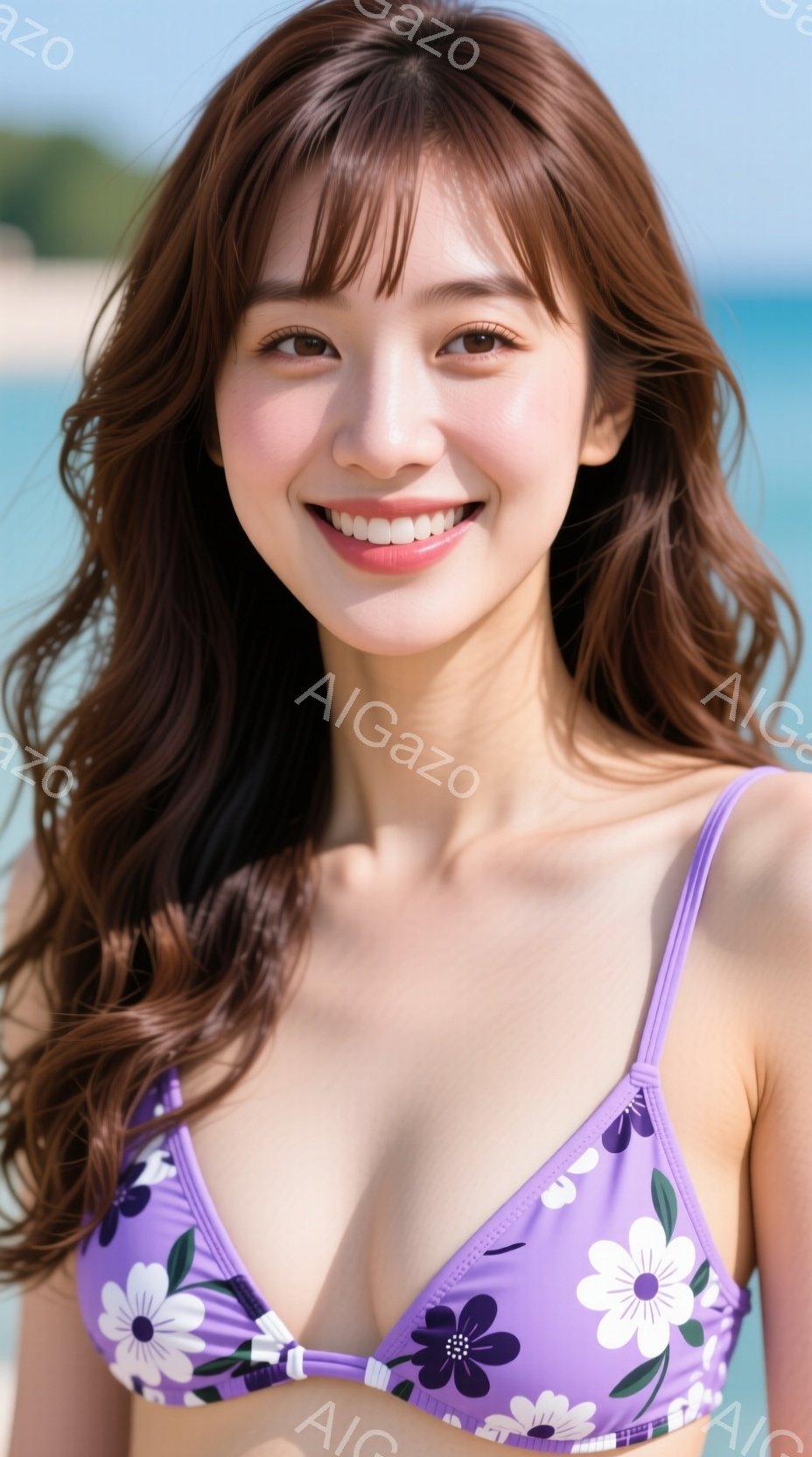 長い茶色の髪を肩にかける女性が写っています。紫色の花柄の水着を着て、笑顔でこちらを見ています。背景は青い海と空で、晴れた日のビーチの雰囲気です。 - AI生成フリー素材