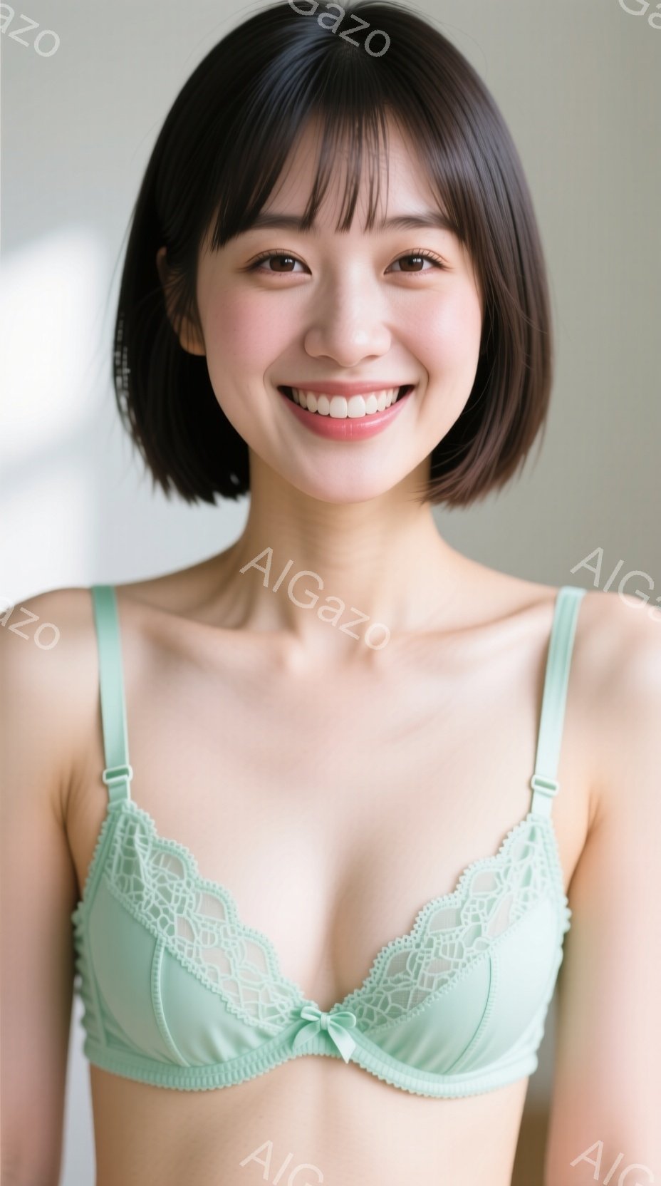 若い女性が淡いミントグリーンのレースのブラレットを着ています。彼女は肩までの長さの黒髪で、明るい笑顔を見せています。背景はぼやけており、白っぽい壁と自然光が見えます。 - AI生成フリー素材