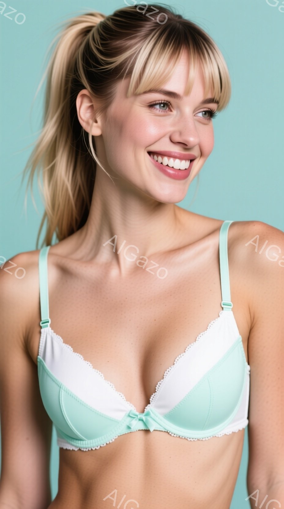明るいミントグリーンと白のレースが縁取られたブラジャーを着用した女性が写っています。彼女は顔を少し傾け、笑顔でカメラを見つめており、ブロンドの髪はゆるくまとめられています。背景は単色の明るい水色で、女性に焦点が当てられています。