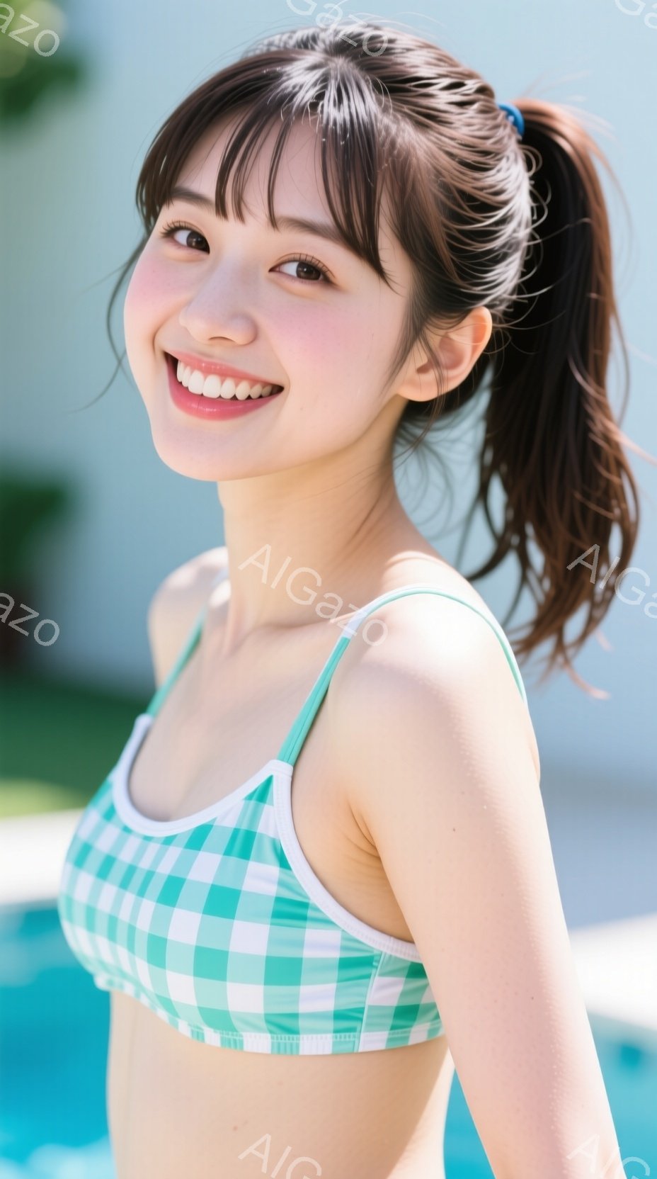 明るい緑と白のチェック柄のビキニトップスを着た女性が写っています。彼女は軽く微笑み、髪を高い位置でポニーテールにまとめています。背景には青いプールと緑豊かな植物が見え、晴れた日の屋外でリラックスした雰 - AI生成フリー素材
