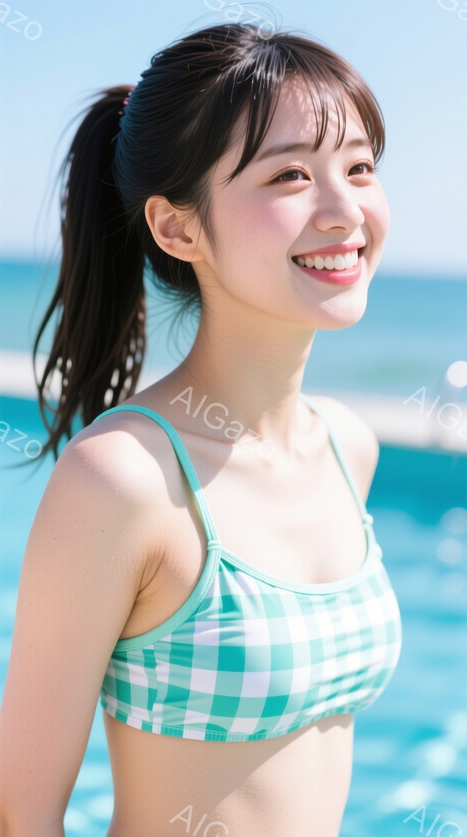 若い女性がチェック柄のビキニを着て、水色の海を背景に笑顔でポーズをとっています。彼女は黒髪をポニーテールにし、明るい表情で、リラックスした雰囲気を醸し出しています。背景には穏やかな海が広がり、晴天の下 - AI生成フリー素材