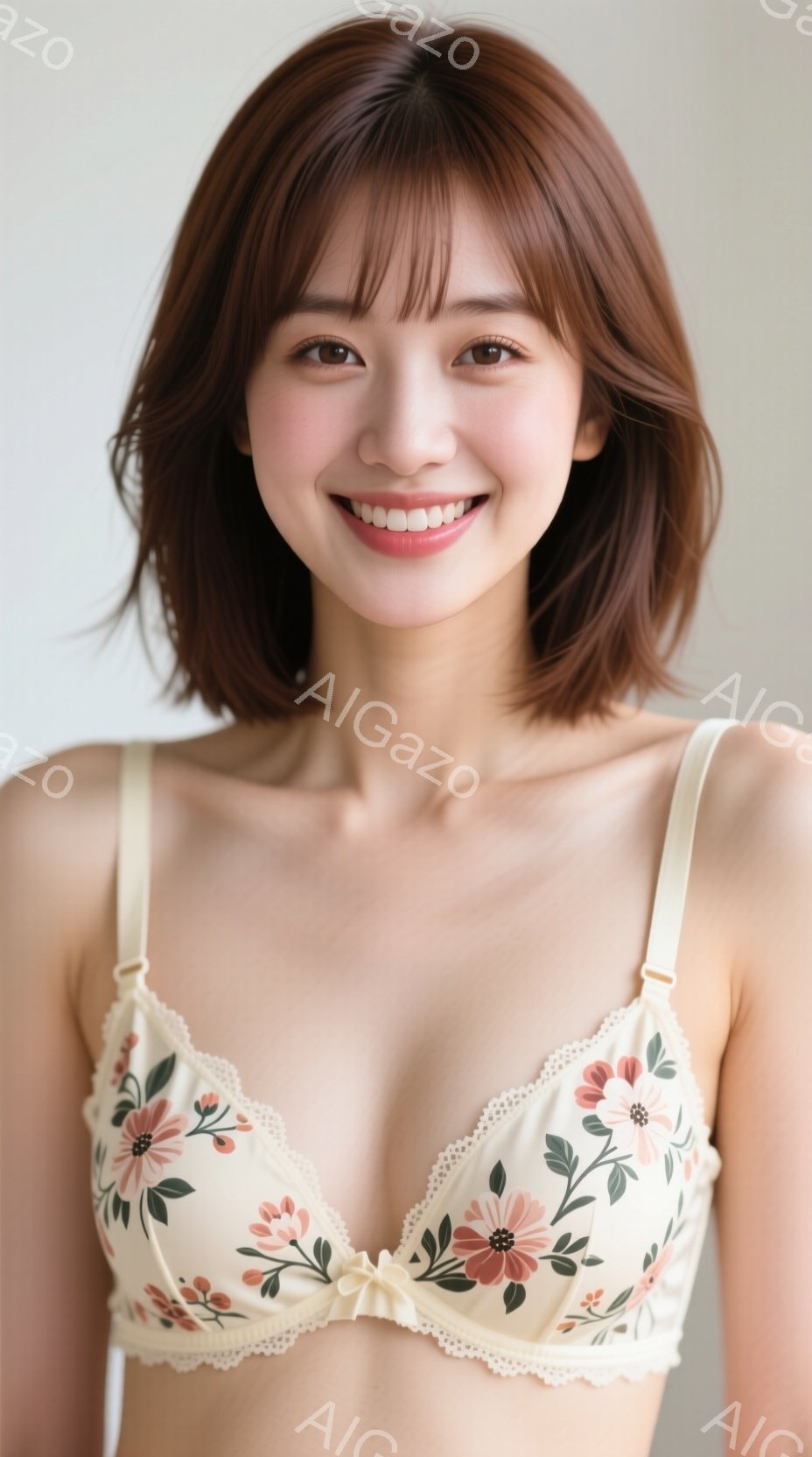 明るい色の花柄ブラレットを身につけた若い女性が写っています。彼女は肩までの長さの茶髪で、少し微笑んでいます。背景は白くシンプルで、女性が強調されています。 - AI生成フリー素材