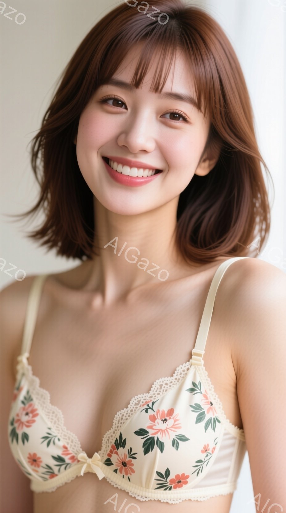 明るい肌の女性が、オフホワイトのフローラルプリントブラレットを着用して正面を見つめています。彼女は肩を少し落としたリラックスした姿勢で、微笑んでおり、明るい茶色のショートヘアが顔を優しく縁取っています - AI生成フリー素材