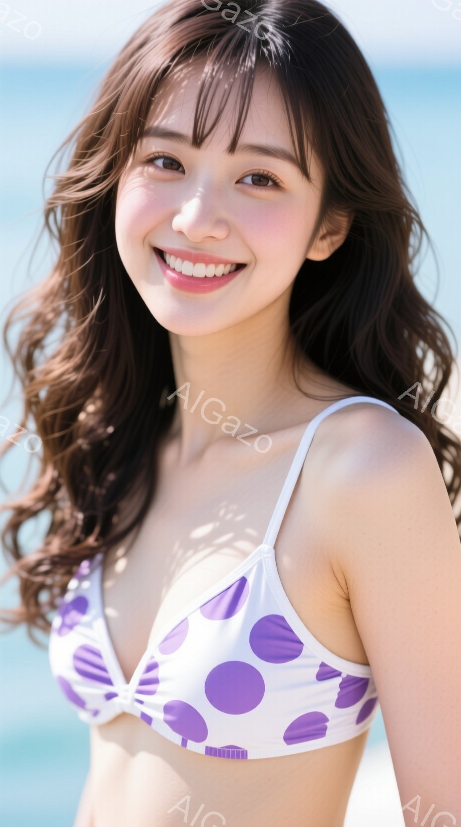 明るい日差しの中で、紫色の水玉模様のビキニを着た若い女性が写っています。彼女は少し微笑んでおり、長い茶髪が風になびいています。背景には青い海と空が広がり、夏らしい爽やかな雰囲気です。 - AI生成フリー素材
