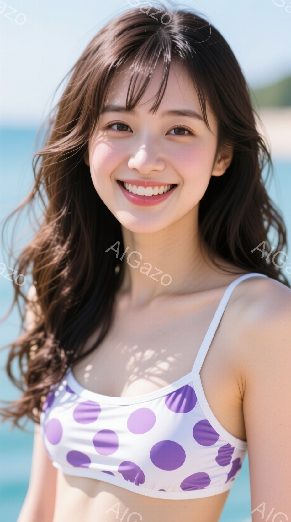 彼女は白地に紫色の水玉模様のビキニを着ており、ゆるやかなウェーブのかかったロングヘアが風になびいています。 彼女は満面の笑みを浮かべ、カメラに向かってポーズをとっています。 背景には青い海と空が広がり - AI生成フリー素材