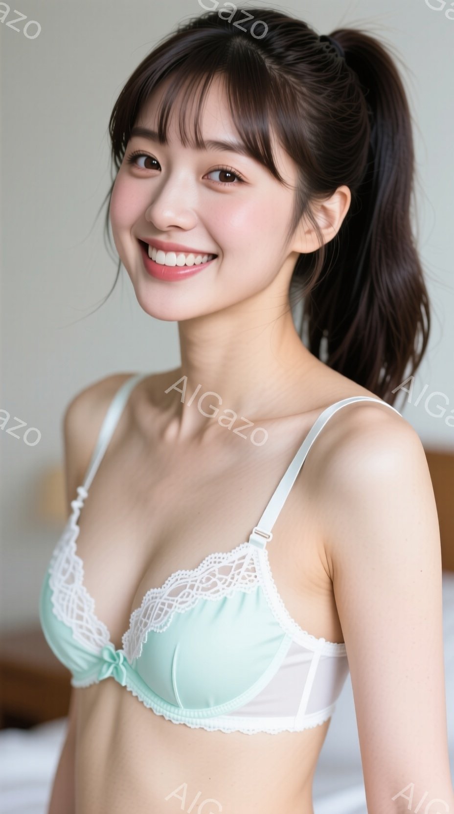 明るい背景を背に、若い女性が淡いミントグリーンのレース付きブラレットと下着姿で微笑んでいます。彼女は長い黒髪を後ろでポニーテールにし、肌は透明感があり、リラックスした姿勢でカメラを見つめています。全体 - AI生成フリー素材