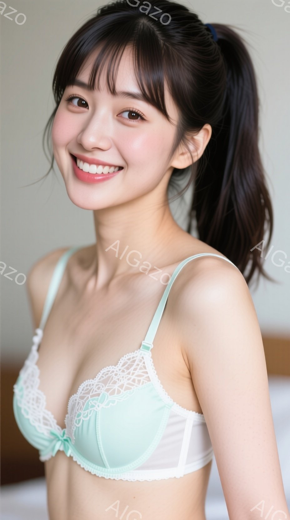 明るい茶色の髪をポニーテールにした若い女性が、淡いミントグリーンのレースのブラレットを着ています。彼女は微笑んでおり、リラックスした姿勢でカメラを見つめています。背景はぼやけていますが、おそらく室内で - AI生成フリー素材