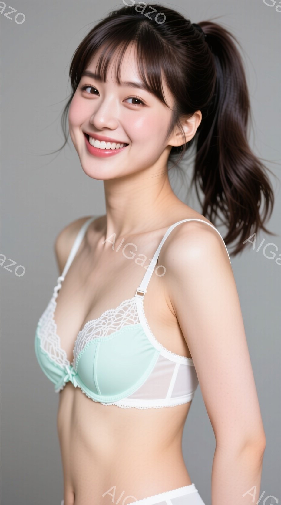 若い女性が薄いミントグリーンのレースのブラと白いショーツを着用し、微笑んでいます。彼女は長いダークブラウンの髪をポニーテールにし、正面を向いて少し体を傾けています。背景はグレーでシンプルで、彼女が主な - AI生成フリー素材