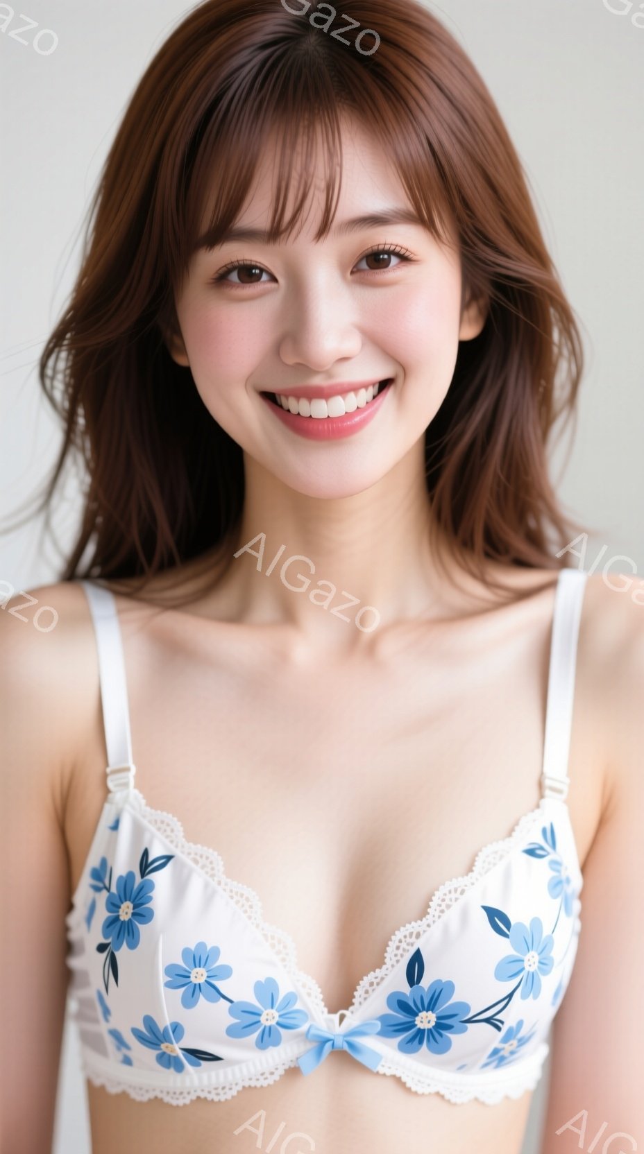 明るい背景を背景に、女性が白いレースと青い花柄のブラレットを着ています。彼女は微笑んでおり、茶色の長い髪は肩にかかっています。全体的に明るく、自然な雰囲気のポートレートです。 - AI生成フリー素材