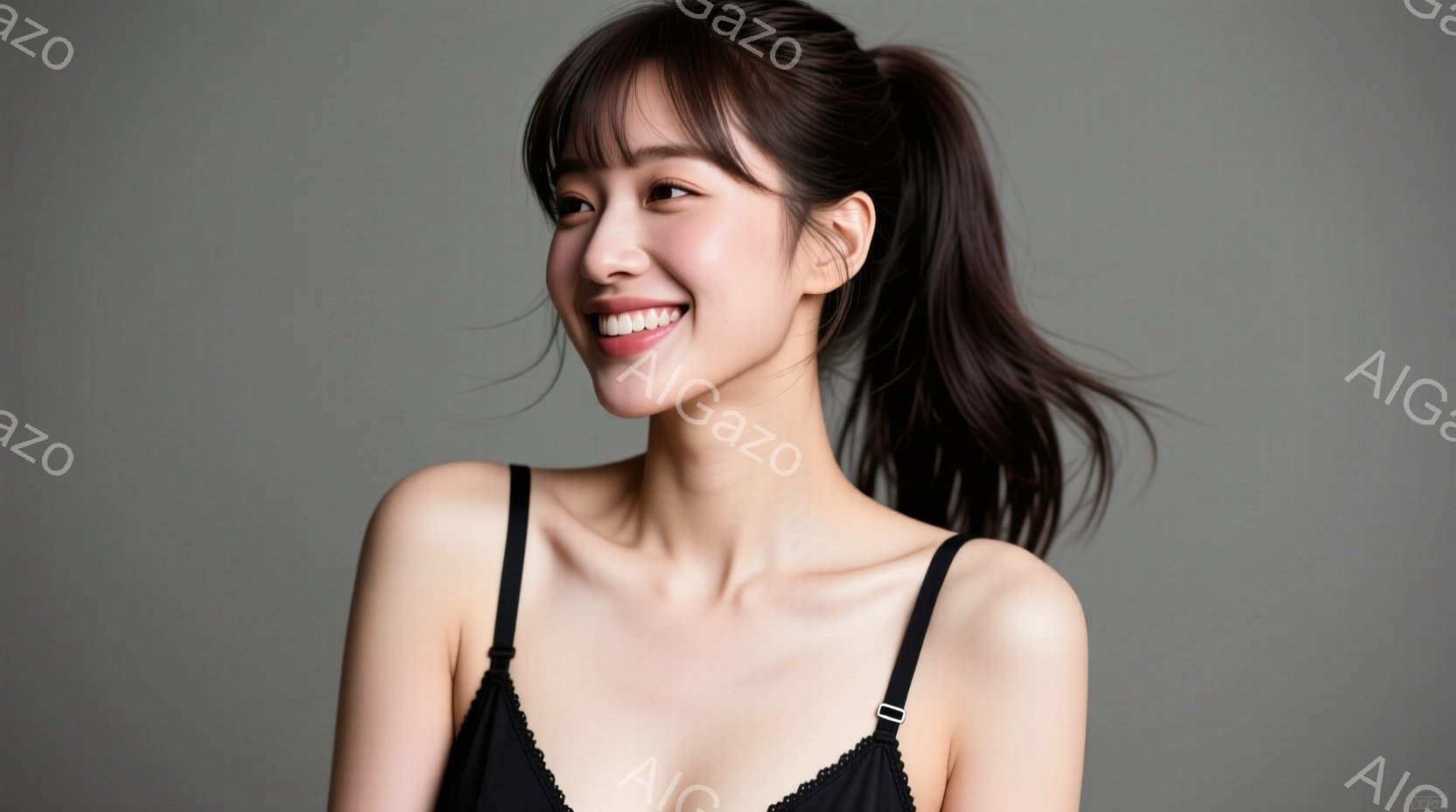 長い黒髪をハーフアップにし、笑顔を見せる若い女性が写っています。黒いキャミソールを着ており、背景はグレーでシンプルです。彼女は少し横を向き、明るく魅力的な雰囲気を醸し出しています。 - AI生成フリー素材