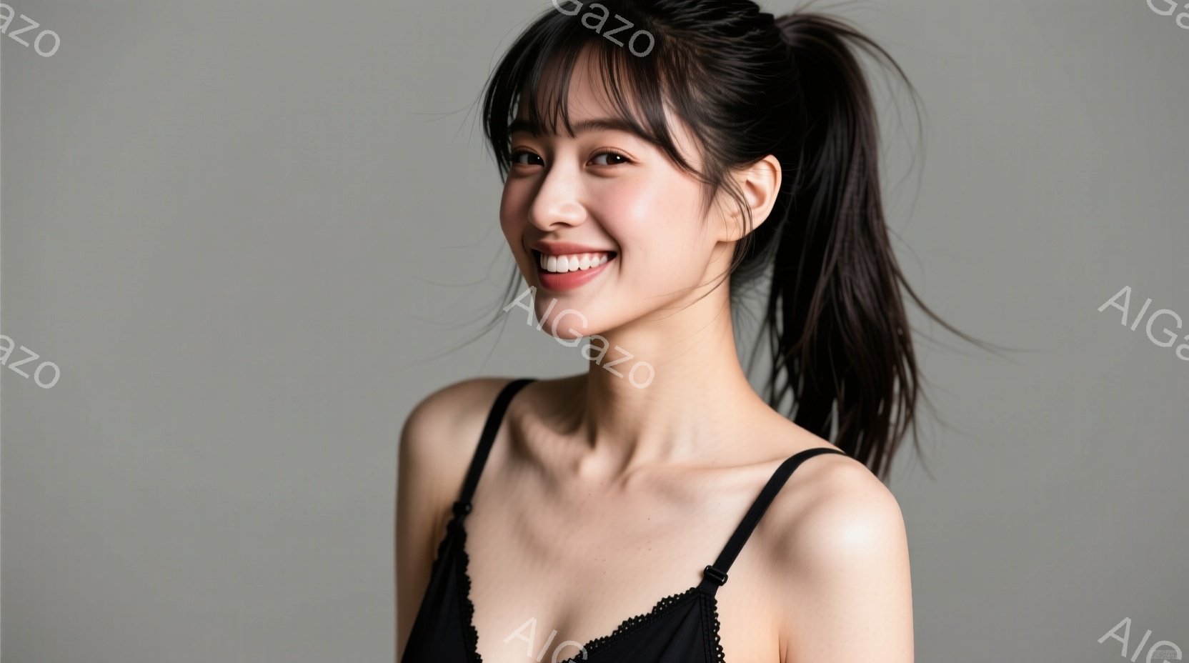 黒いキャミソールを着た若い女性が写っています。彼女は長い黒髪をポニーテールにし、笑顔でカメラを見ています。背景はグレーで、人物が際立っています。 - AI生成フリー素材