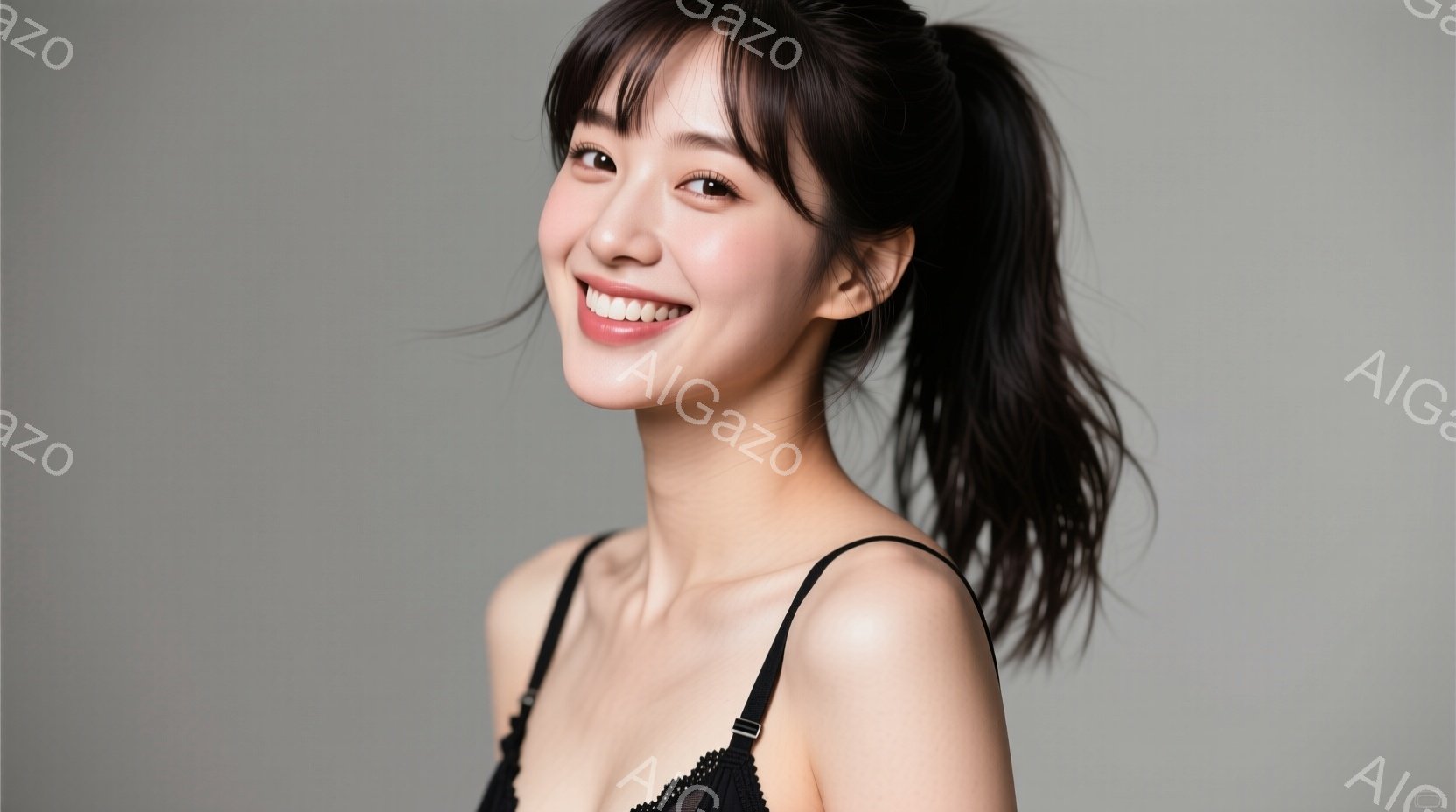 画像は、黒髪をポニーテールにした若い女性のポートレートです。彼女は肩出しの黒いキャミソールを着ており、微笑んでいます。背景は均一なグレーで、女性が際立っています。 - AI生成フリー素材