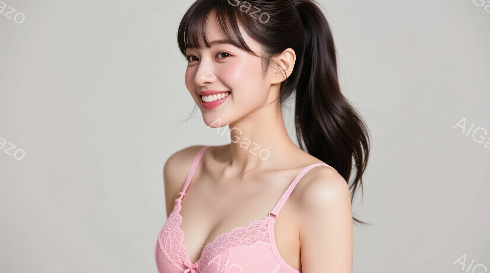 長い黒髪をポニーテールにし、ピンク色のレースのブラレットを身に着けた若い女性が写っています。彼女は微笑んでおり、姿勢はリラックスしています。背景は白く、女性が際立っています。 - AI生成フリー素材