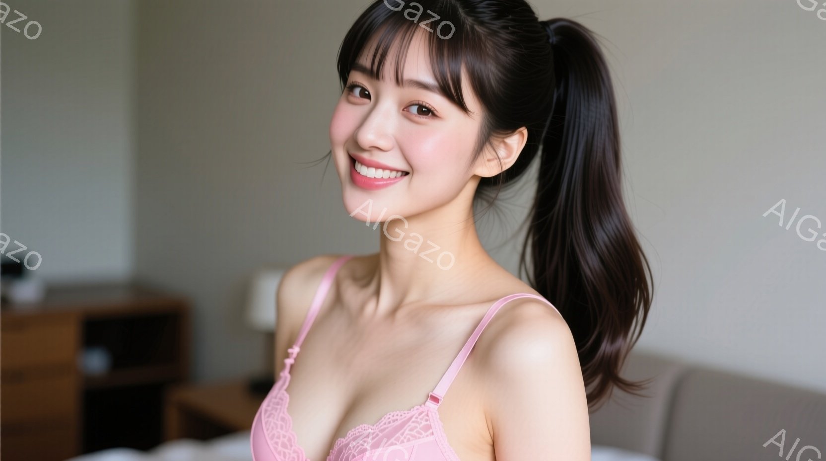 長い黒髪をポニーテールにした若い女性が、ピンク色のレースのブラレットを着用して微笑んでいます。彼女はベッドに寝そべり、リラックスした姿勢でカメラを見つめています。背景には木製の家具とぼやけたソファが見 - AI生成フリー素材