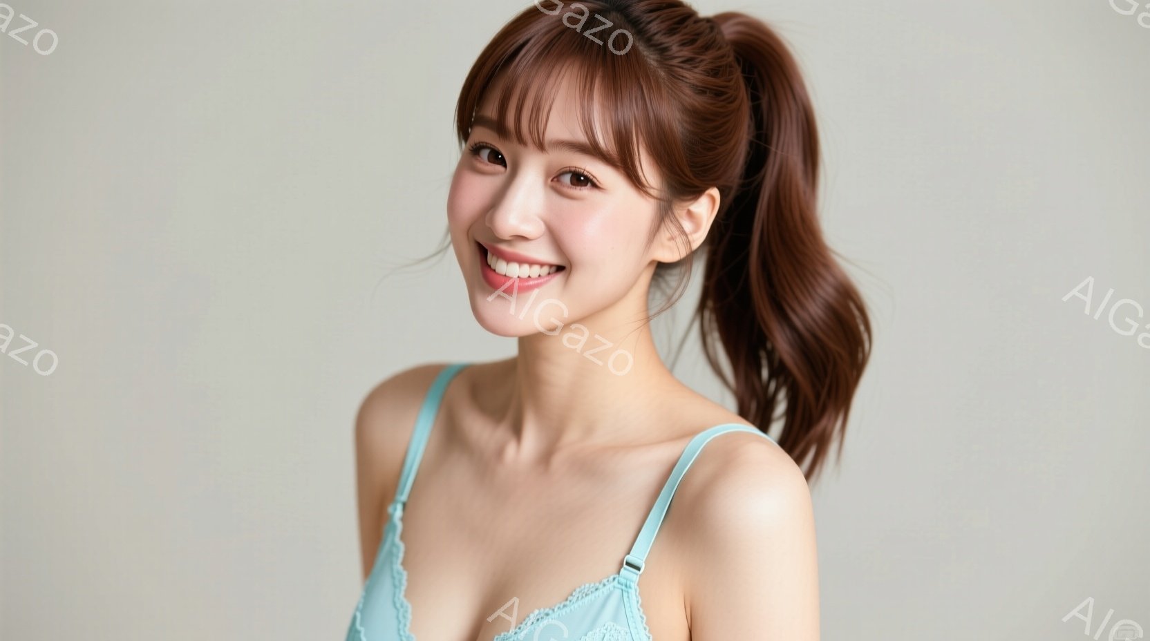 明るい茶色の髪をポニーテールにした若い女性が写っています。淡い水色のキャミソールを着て微笑んでおり、表情は明るく親しみやすいです。背景は明るいグレーで、女性が中心に配置されています。 - AI生成フリー素材