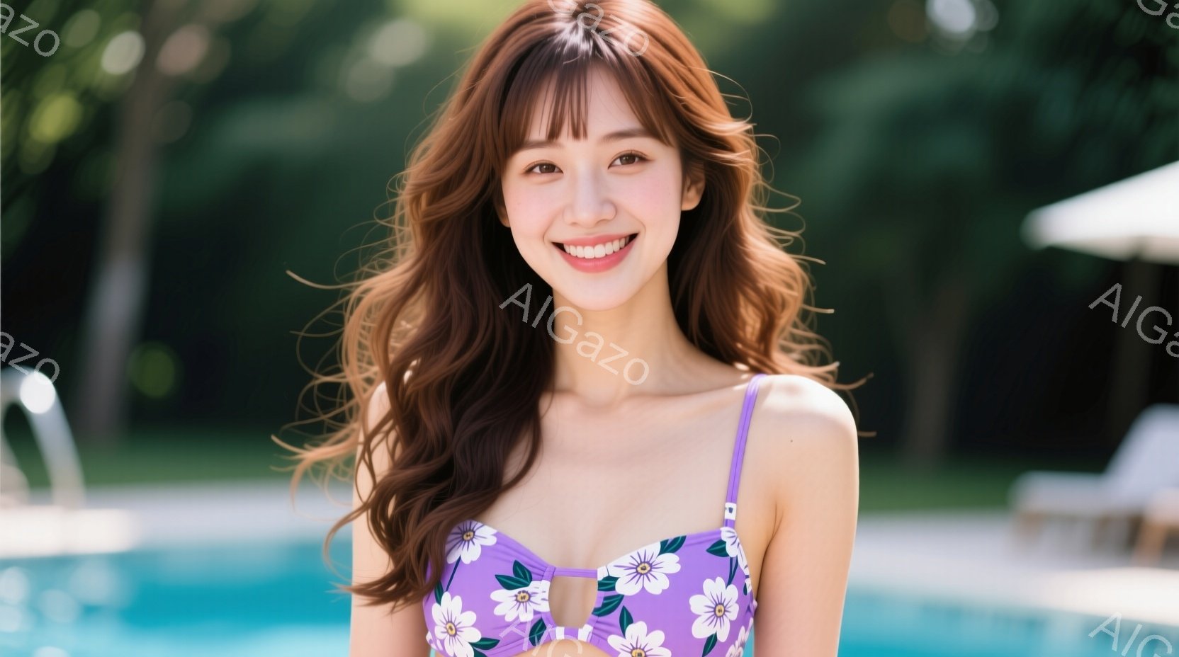 明るい紫色の花柄のビキニを着た若い女性が写っています。彼女は長い茶色の髪を肩にかけ、微笑んでいます。背景には青いプールと緑豊かな木々が見え、晴れた日のリラックスした雰囲気が漂っています。 - AI生成フリー素材