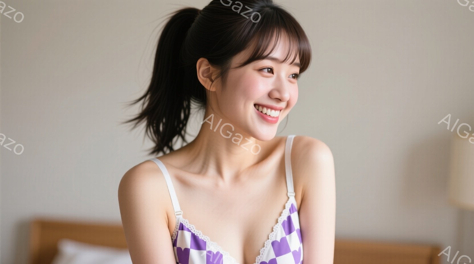 明るい室内で、紫と白のチェック柄のキャミソールを着た若い女性が写っている。彼女は長い黒髪を後ろでポニーテールにし、微笑みを浮かべている。背景には白いベッドと木製のフレームが見え、穏やかでリラックスした - AI生成フリー素材