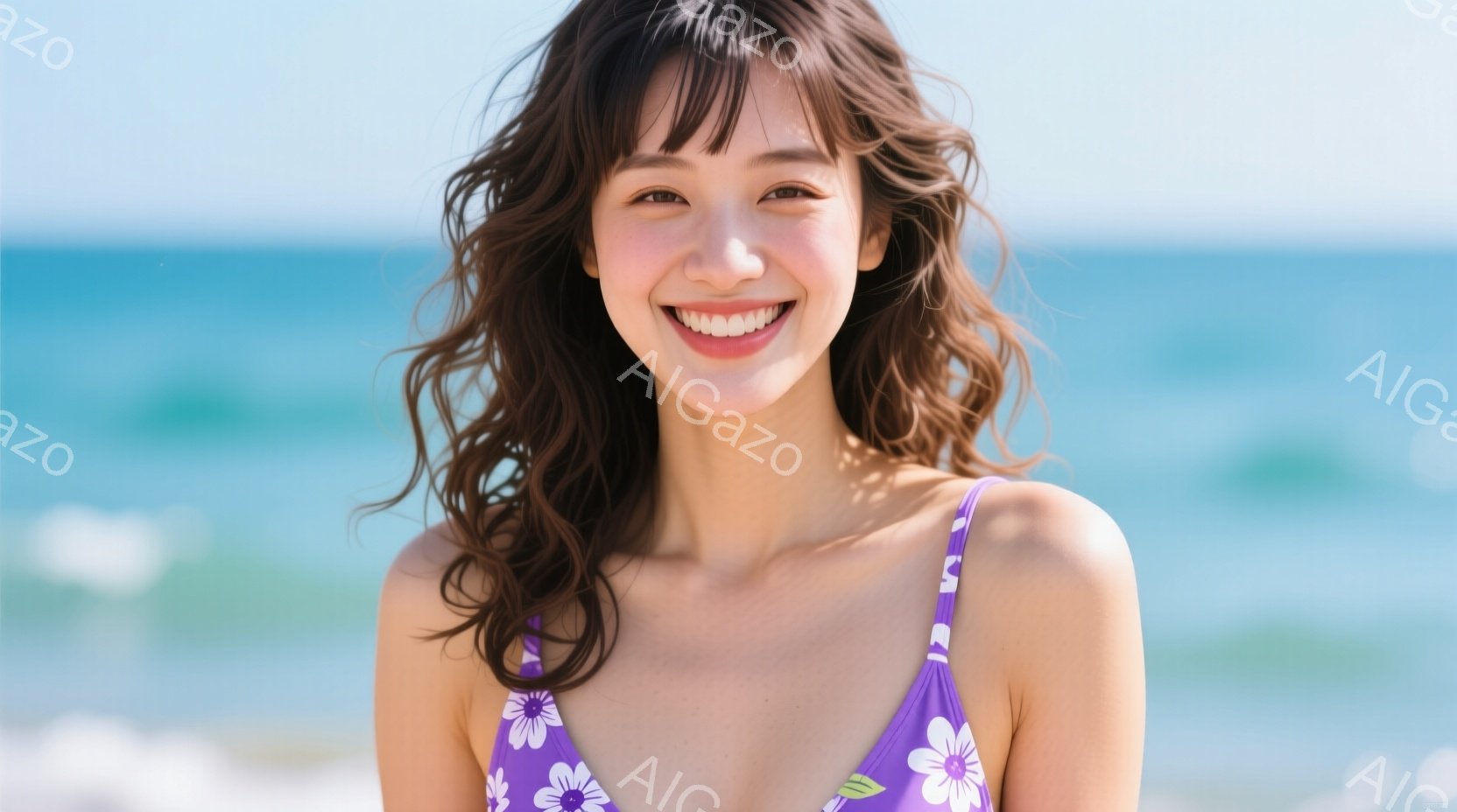 紫色の花柄ビキニを着た女性が、明るい笑顔でこちらを見ている。髪は肩までの長さのゆるいウェーブがかかり、自然な風合いである。背景は青い海と白い砂浜で、晴天の下、リラックスした雰囲気である。 - AI生成フリー素材