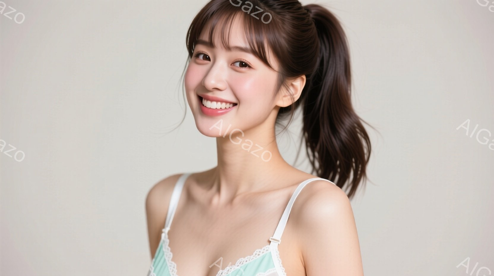 長い茶色の髪をハーフアップにした若い女性が写っています。淡い緑色のキャミソールを着ており、優しい笑顔でカメラを見つめています。背景は明るいベージュ色で、女性が際立つようにシンプルに構成されています。 - AI生成フリー素材