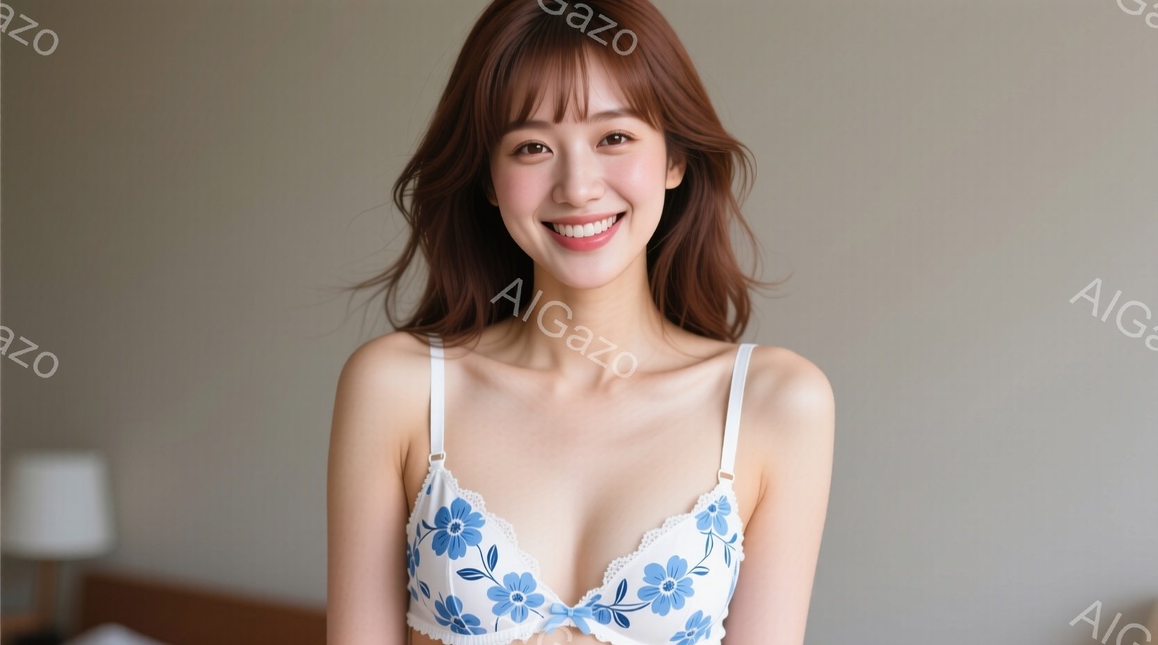 明るい茶色の髪を肩まで伸ばした女性が、白い花柄のブラレットを身につけて微笑んでいます。彼女はわずかに体を前に傾け、リラックスした姿勢でカメラを見つめています。背景はシンプルなベージュ色の壁で、暖かく穏 - AI生成フリー素材