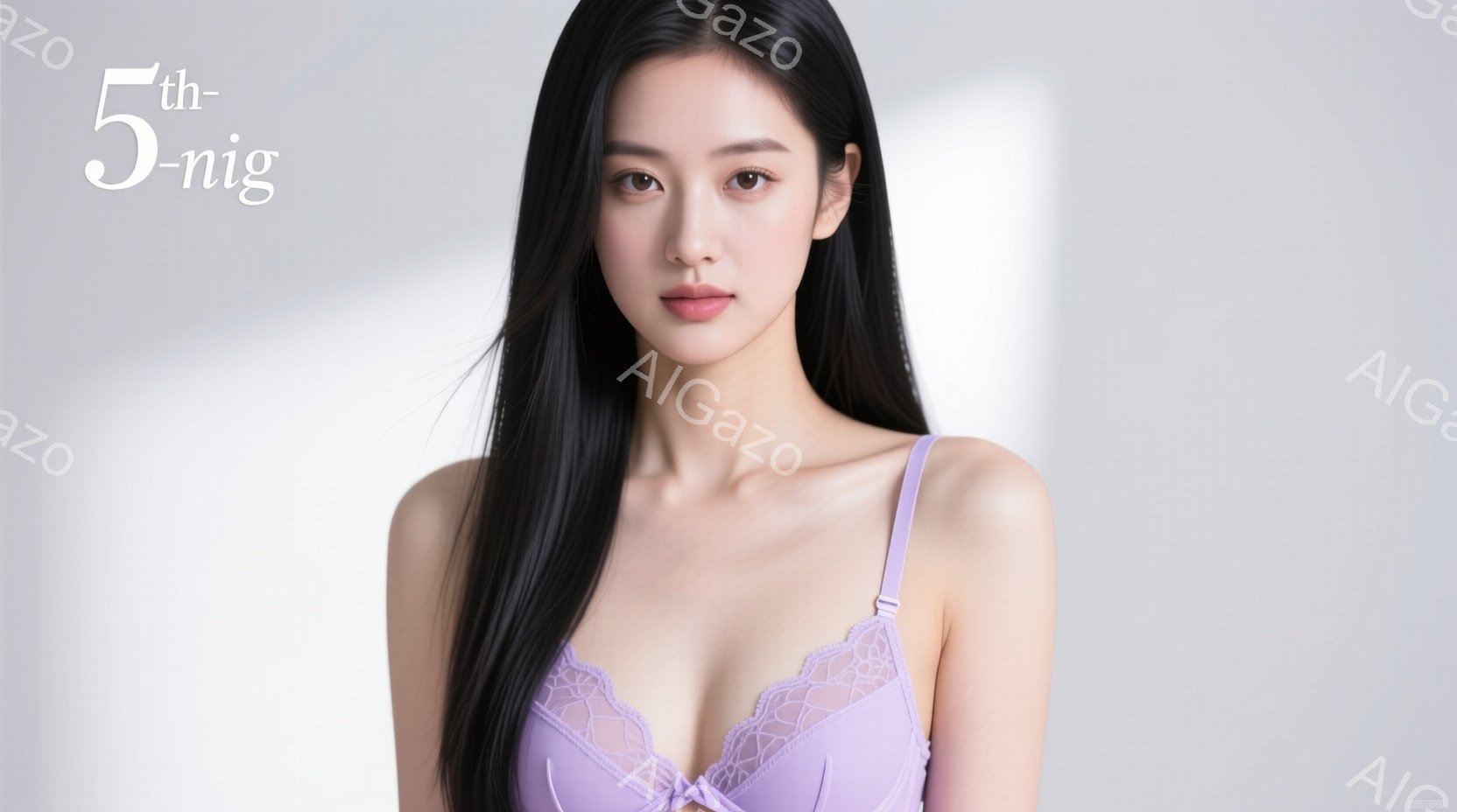 長いストレートヘアの女性が、淡い紫色のレースのブラレットを着ています。彼女はカメラに向かって少し微笑み、リラックスした姿勢で立っています。背景は白く、全体的に柔らかく繊細な雰囲気です。 - AI生成フリー素材