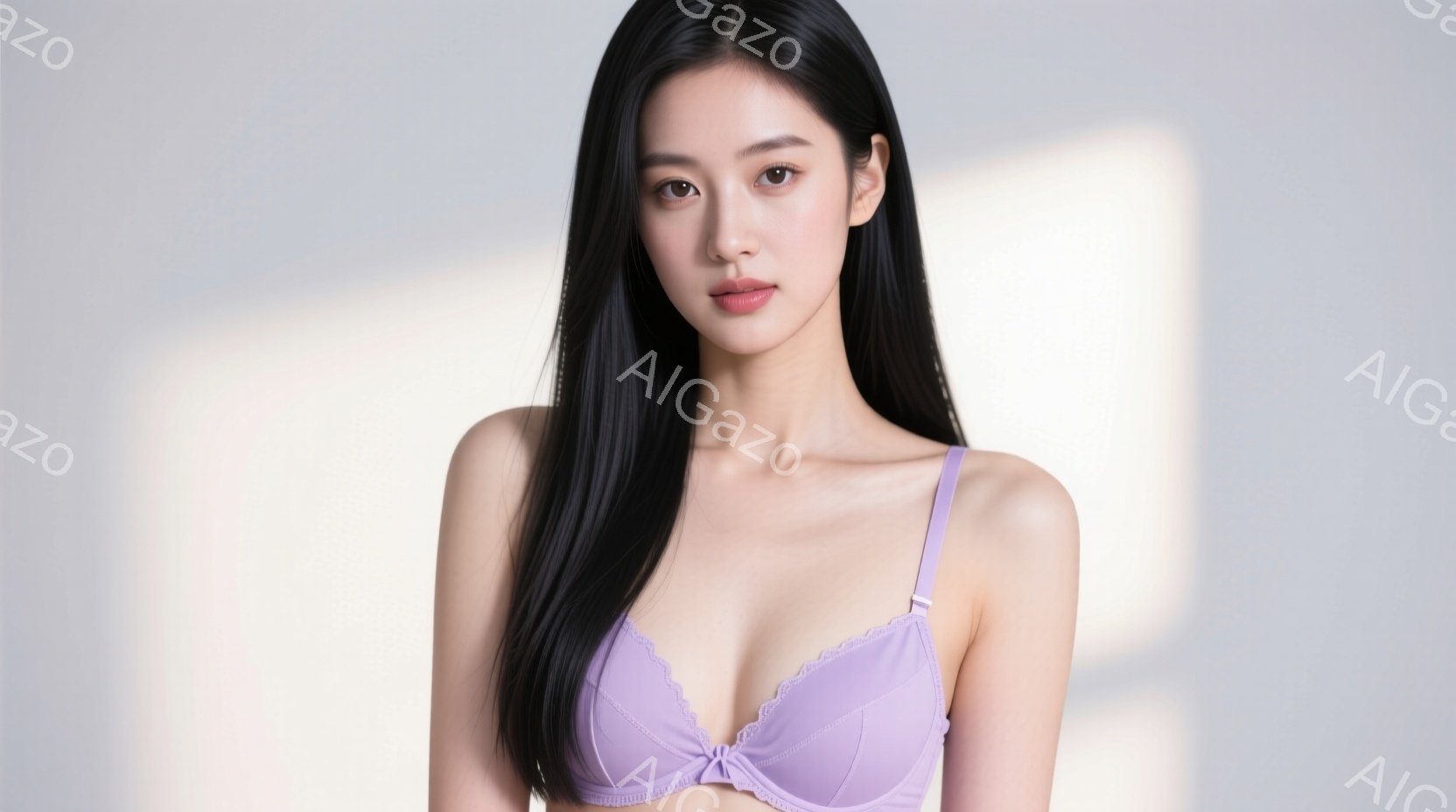 長い黒髪をセンターパートにした女性が、ラベンダー色のブラレットを着用して正面を見据えています。彼女は穏やかな表情で、わずかに微笑んでいるように見えます。背景は白く、影が落とされているだけで、全体的にソ - AI生成フリー素材