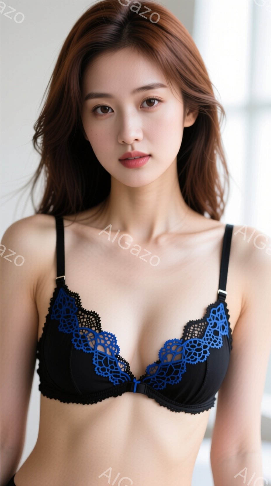 長い茶色の髪が肩にかかる女性が、黒と青のレースが特徴的なブラレットを着用し、正面を見つめています。彼女は少し微笑んでおり、リラックスした姿勢でカメラに向かっています。背景はぼやけており、自然光が差し込 - AI生成フリー素材