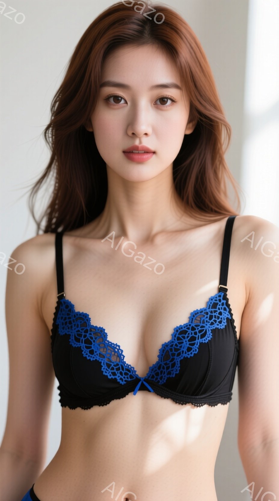 長い茶色の髪を無造作に肩にかけ、黒と青のレースが特徴的なブラレットを着用した女性が写っています。彼女はわずかに微笑み、まっすぐカメラを見つめており、姿勢はリラックスしています。背景は白くシンプルで、彼 - AI生成フリー素材