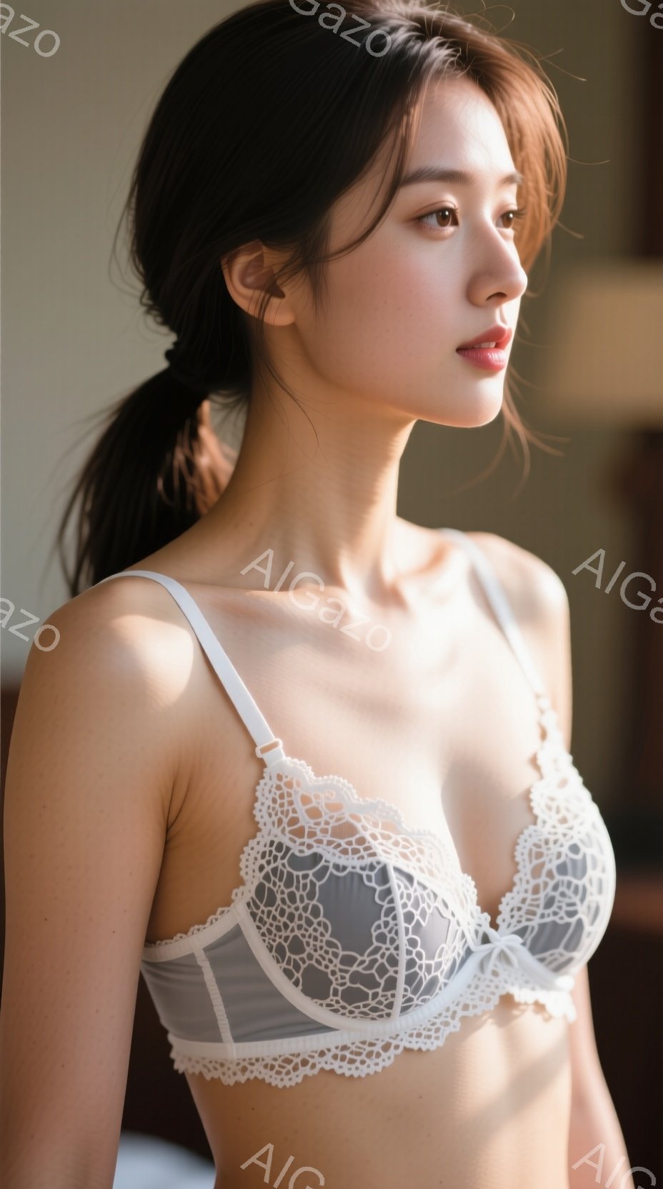 長い黒髪を後ろで一つに結んだ女性が、白いレースのブラレットと下着を身に着けています。彼女は少し横を向き、穏やかな表情でどこかを見つめており、柔らかい光が彼女の肌を照らしています。背景はぼやけていますが - AI生成フリー素材