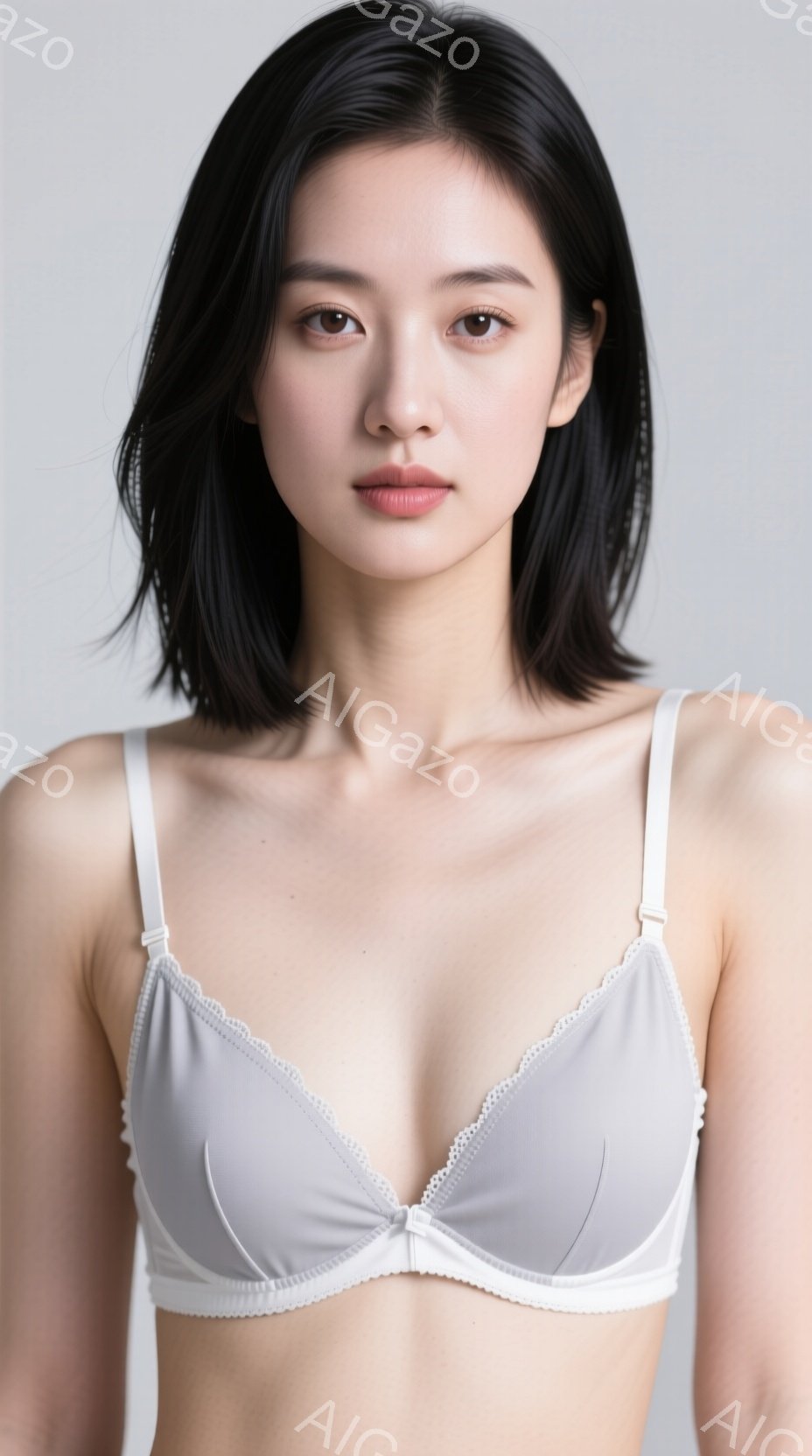 この画像は、白いレースのブラレットを着用した若い女性のポートレートです。彼女はダークブラウンのストレートヘアで、落ち着いた表情で正面を向いています。背景は淡いグレーで、人物に焦点が当てられています。