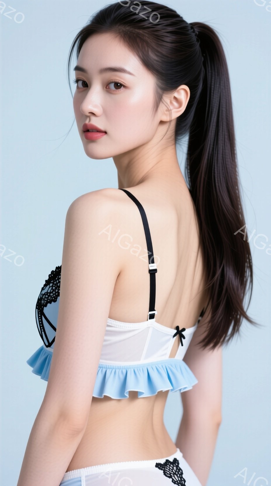 長い黒髪を背中で一本に結んだ女性が、白いブラと水色のフリルが付いたショーツを身に着けています。彼女はカメラに向かって少し振り返り、穏やかな微笑みを浮かべています。背景は淡い水色で、人物に焦点が当てられ - AI生成フリー素材