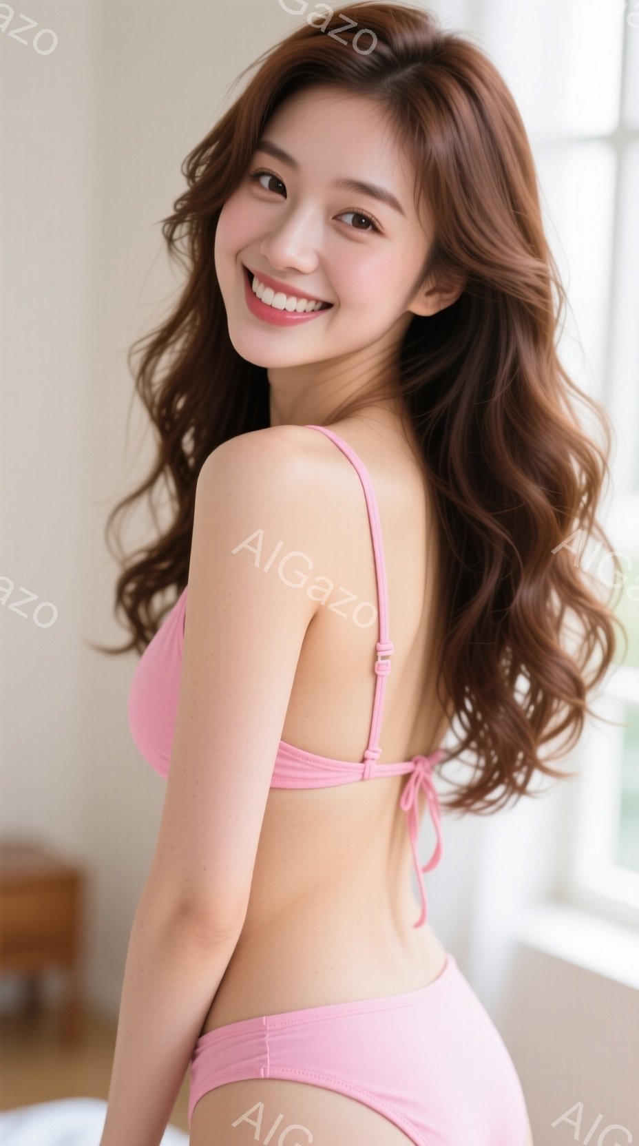 明るいピンク色のビキニを着た若い女性が、少し振り返ってこちらを見ている。彼女は長い茶色のウェーブヘアで、笑顔が魅力的だ。背景は淡い色調の部屋で、窓から自然光が差し込み、リラックスした雰囲気を醸し出して - AI生成フリー素材