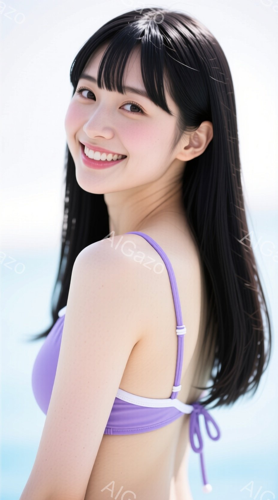 紫色のビキニを着た若い女性が、海を背景に微笑んでいます。彼女は黒いストレートヘアで、肩を少し見せてポーズをとっています。背景は青空と海で、晴れた夏の日の爽やかな雰囲気が漂っています。 - AI生成フリー素材