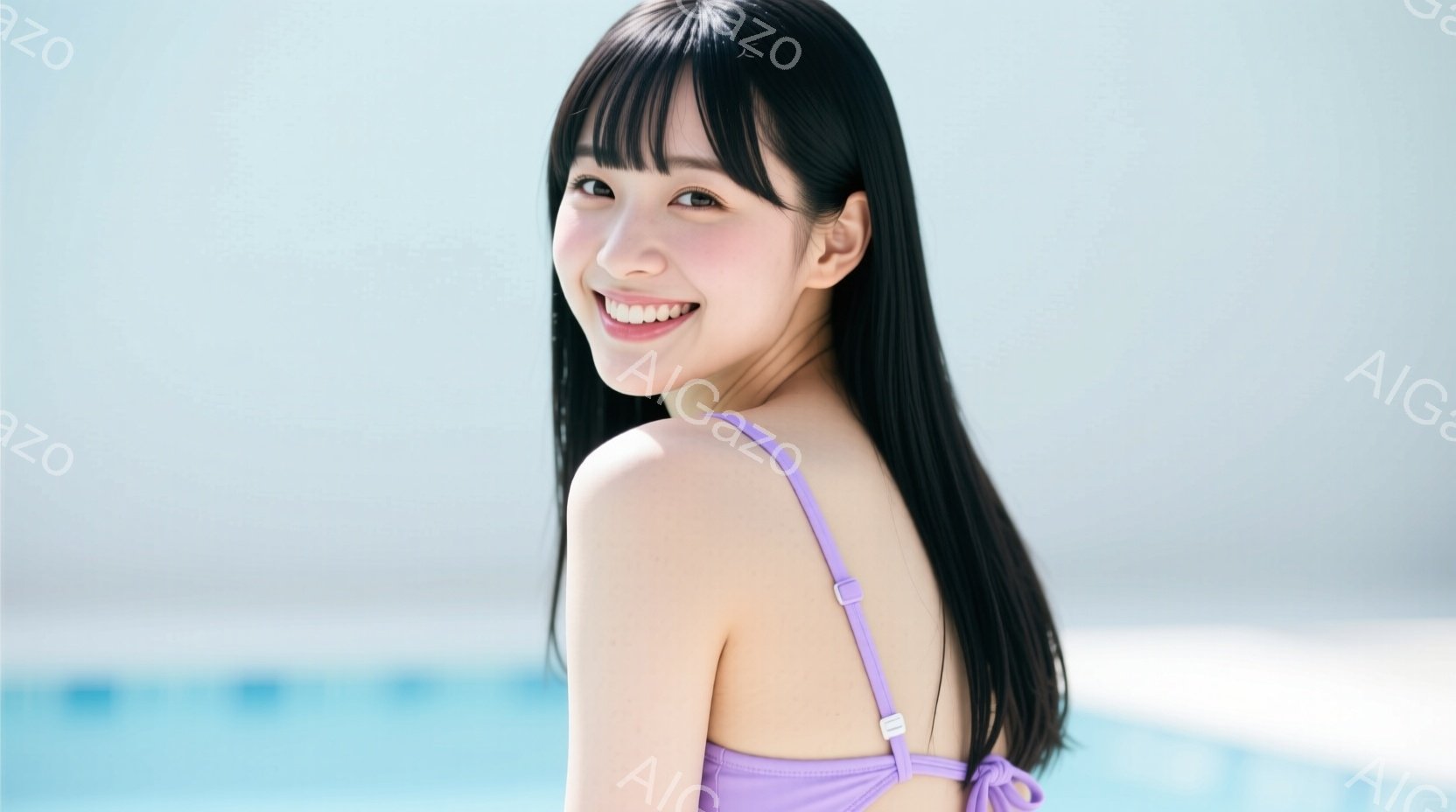 黒髪の女性が紫色の水着を着て、カメラに向かって微笑んでいます。彼女は肩を少し出し、リラックスした姿勢で立っており、背景にはぼやけた水面が見えます。全体的に、明るく爽やかな夏の雰囲気です。 - AI生成フリー素材