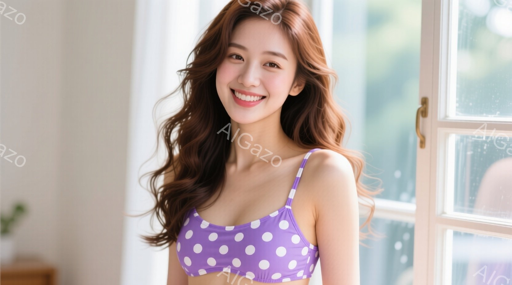 明るい紫色の水玉模様のビキニトップを着た若い女性が写っています。彼女は微笑んでおり、長い茶色の髪は肩にかかっています。背景にはぼやけた室内と窓があり、光が差し込んでいます。 - AI生成フリー素材