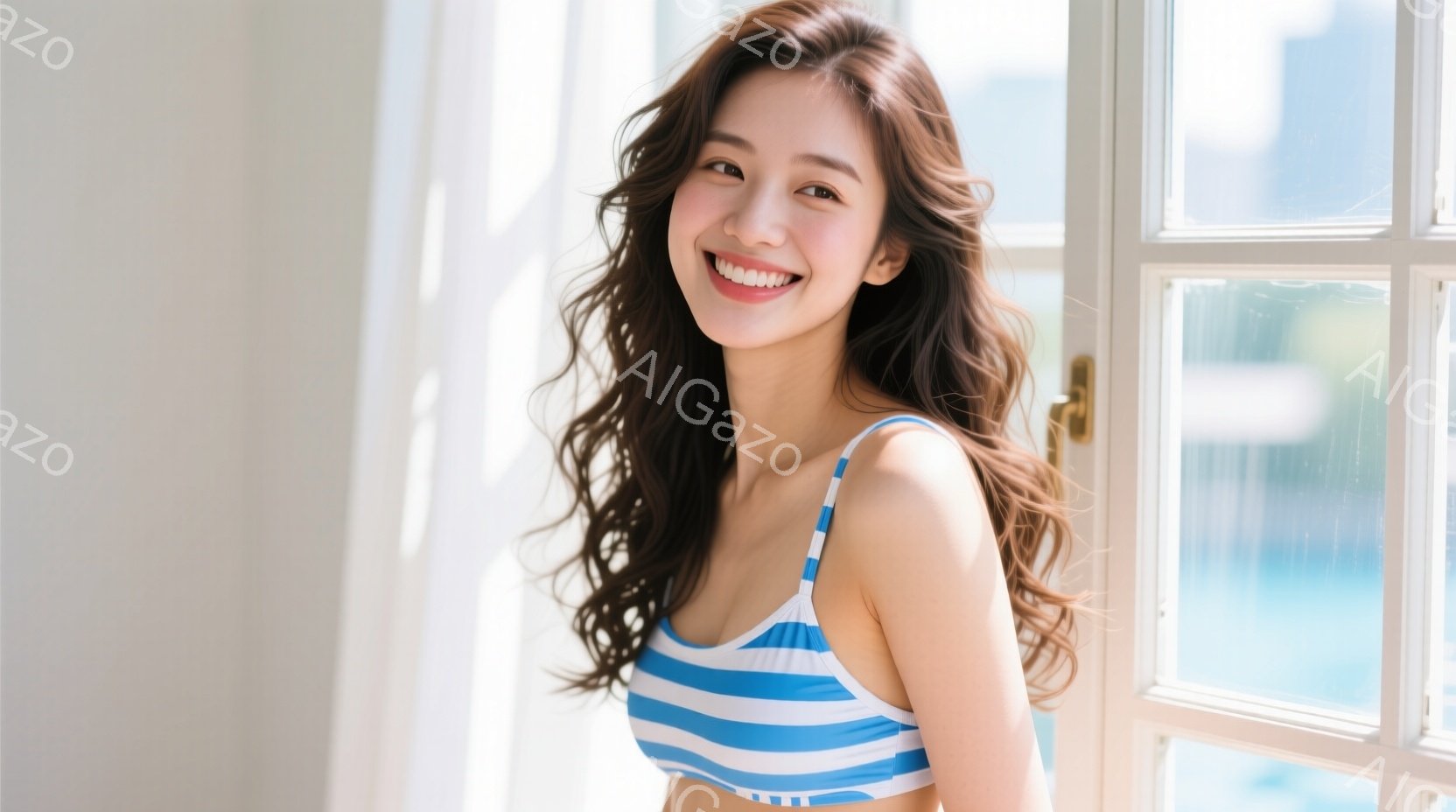 明るい日差しの下、ストライプのビキニを着た女性が微笑んでいます。彼女は長い茶色の髪をゆるくカールさせ、リラックスした姿勢で正面を向いています。背景には窓枠と青い海が見え、開放的で穏やかな雰囲気が漂って - AI生成フリー素材