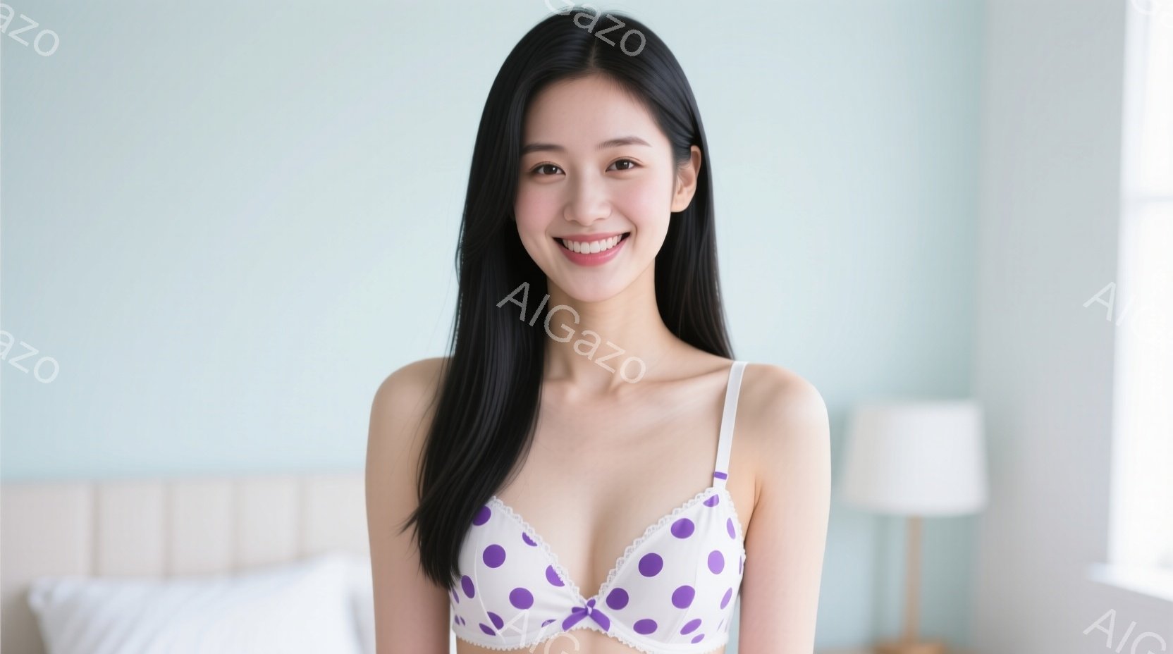 長い黒髪の女性が、白い水玉模様のブラレットを着用して正面を向いています。彼女は微笑んでおり、リラックスした姿勢で立っています。背景には白いベッドと間接照明のある明るい部屋がぼやけて見え、全体的に清潔感 - AI生成フリー素材