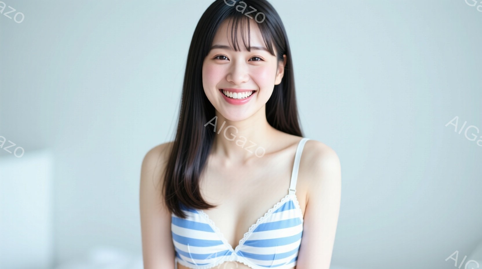 ストライプのブラレットを着た若い女性が正面を向いて微笑んでいます。彼女は長い黒髪で、少し頬を赤らめて明るい表情をしています。背景は白っぽい壁で、全体的に清潔感があり、明るく爽やかな雰囲気です。 - AI生成フリー素材