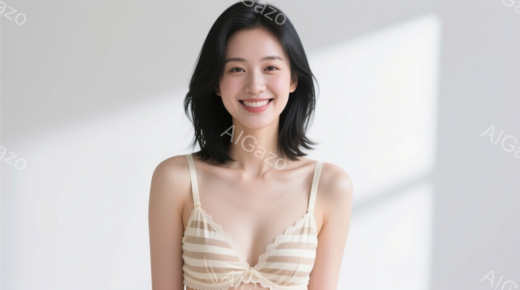 画像は、明るい背景の前で微笑む若い女性を捉えています。彼女はベージュと白のストライプのブラレットを着ており、肩を少し見せています。彼女の髪は肩の長さで、自然なストレートヘアスタイルです。