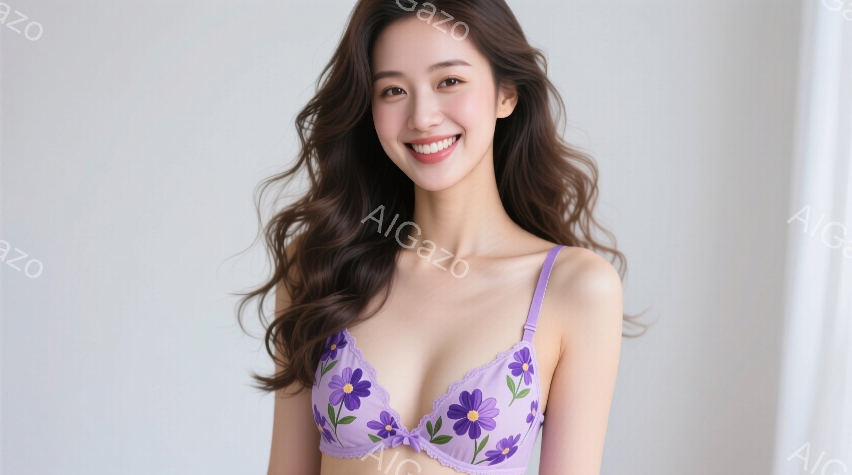 長い茶色の髪を無造作に肩にかけた女性が微笑んでいます。彼女はラベンダー色の花柄ブラレットを着ており、背景は白く、柔らかい光が当たっています。全体的に、明るく、リラックスした雰囲気のポートレート写真です - AI生成フリー素材