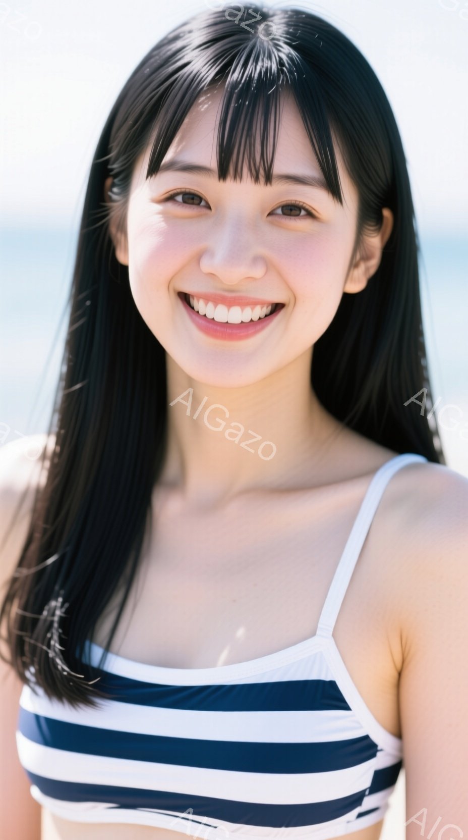 紺色と白のストライプのビキニトップを着た若い女性が写っています。彼女は黒髪で、前髪は眉毛にかかる程度に切り揃えられています。顔には笑顔が浮かび、明るく開放的な雰囲気を醸し出しています。 - AI生成フリー素材