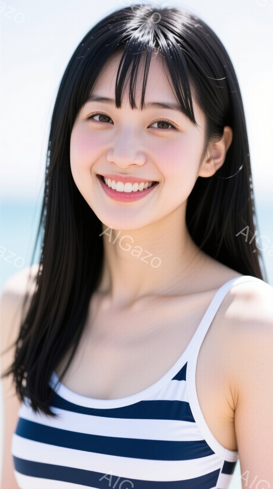 画像は、紺色と白のストライプのワンピース水着を着た若い女性を捉えています。彼女は肩までの黒髪で、前髪は少し眉毛にかかっています。彼女は微笑んでおり、背景は晴れた空と青い海で、リラックスした夏の雰囲気です。